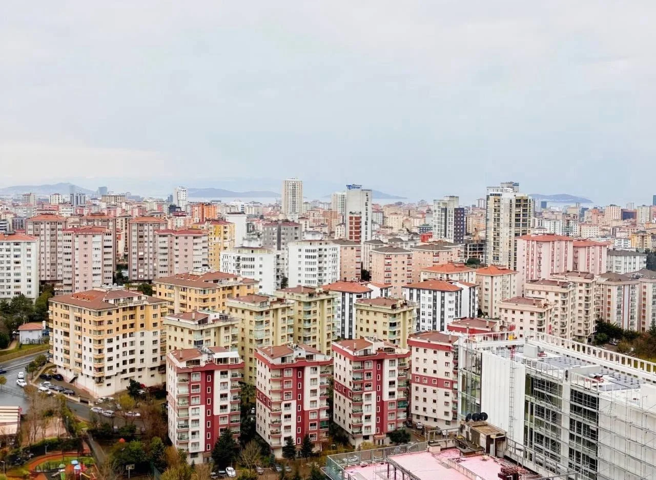 城市及远处群岛景观