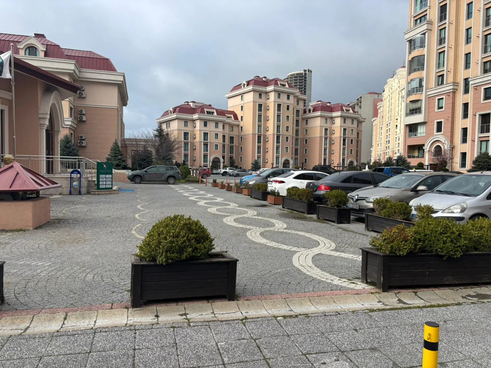 Здания комплекса и открытая парковка