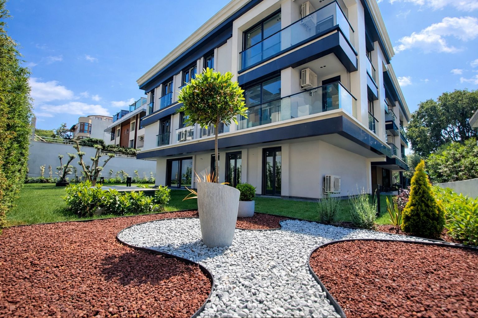 فروش واحد دست دوم ۳ خوابه در ساحل فلوریا با باغچه اختصاصی مناسب اخذ شهروندی