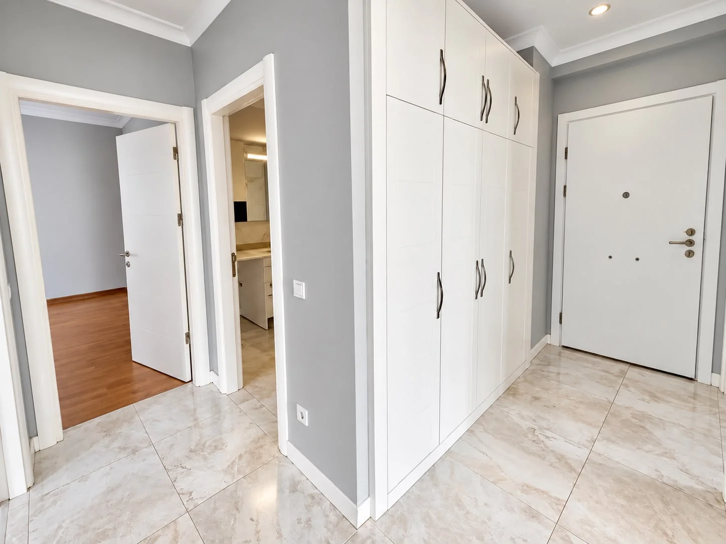 Entrance hall with fitted storage