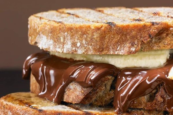 Leyla Tost (chocolate and banana panini). غذای خیابانی ویژه در استانبول که باید امتحان کنید