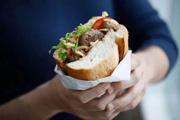 Köfte Ekmek (grilled meatball sandwich)