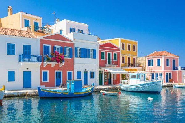 ترکیه و یونان با تمدید برنامه ویژه ویزای یک‌ساله برای شهروندان ترک، دسترسی آسان به رودس، ساموس، کالیمنوس، لِسبوس و دیگر جزایر اژه را فراهم کردند؛ اقدامی که به تقویت گردشگری محلی و توسعه اقتصادی کمک می‌کند.